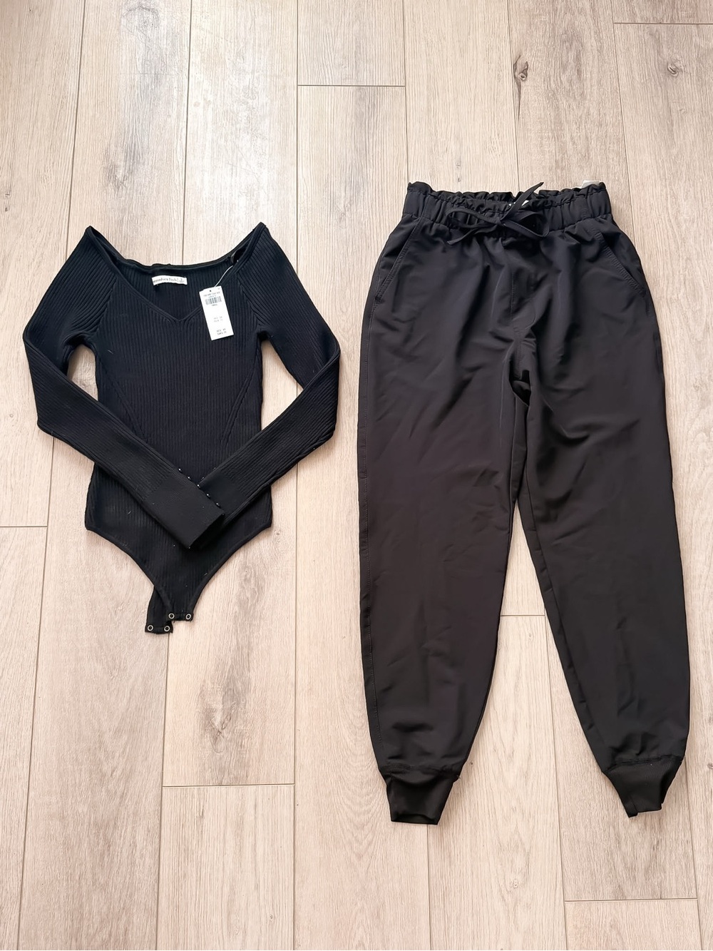 ABERCROMBIE & FITCH CUTE AND TRENDY BODYSUIT PANTS OUTFIT BUNDLE SIZE SMALL NWT